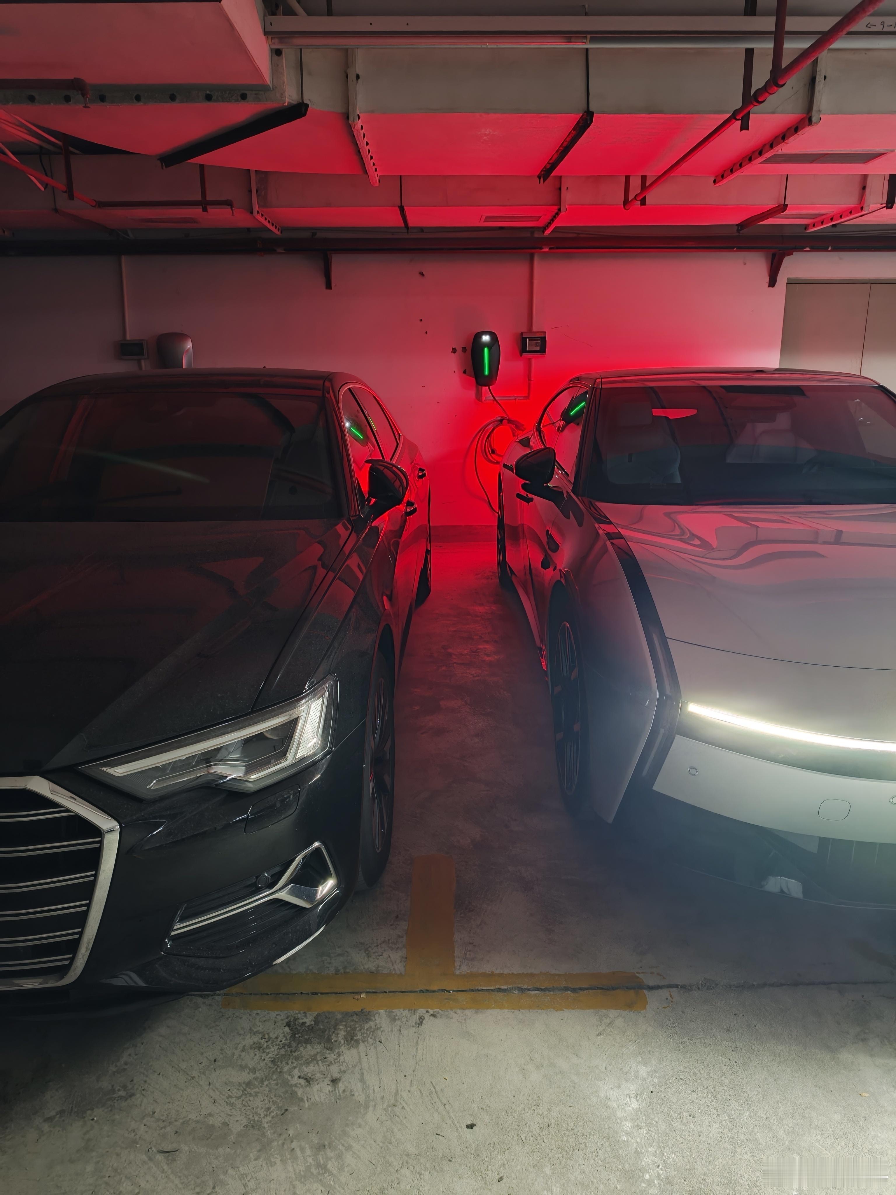 各位，你们遇到这种情况怎么办？我车位隔壁的那哥们现在天天挤我，他那边还有位置，但