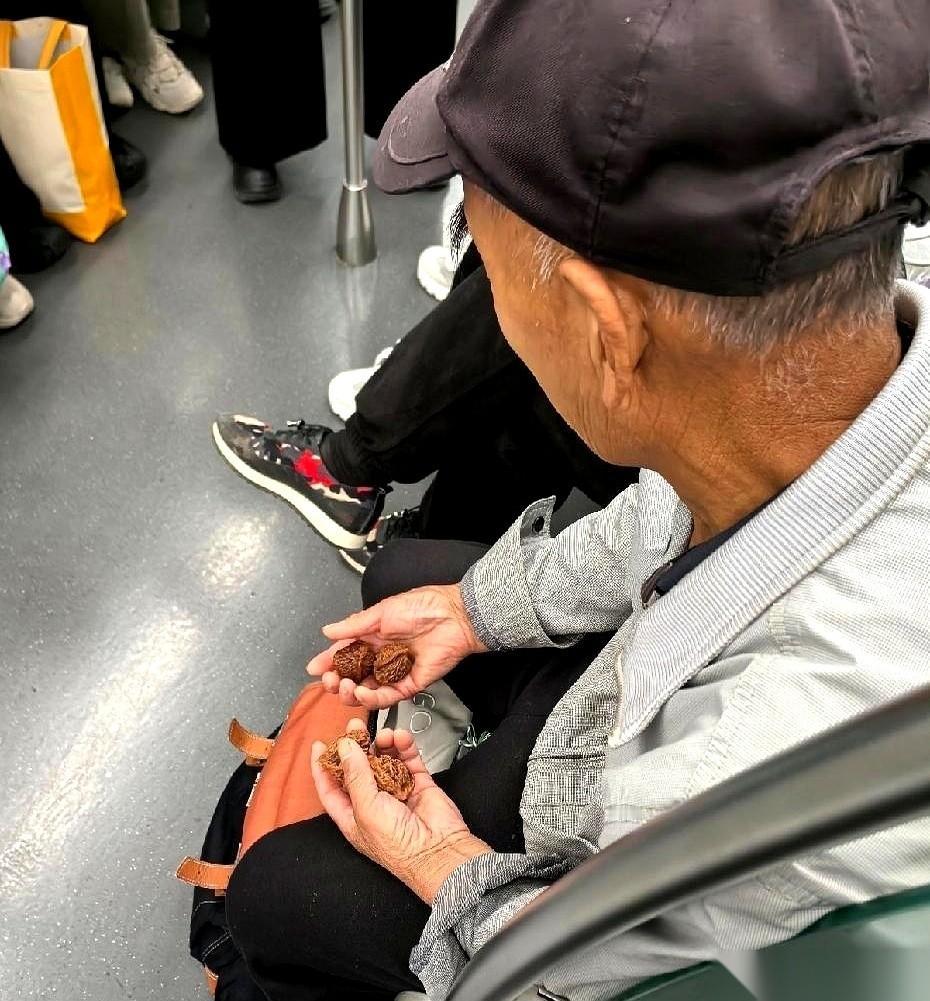 今天在公交上，看见一幕，差点没忍住上去“多管闲事”。一位大爷，手里慢悠悠地盘着