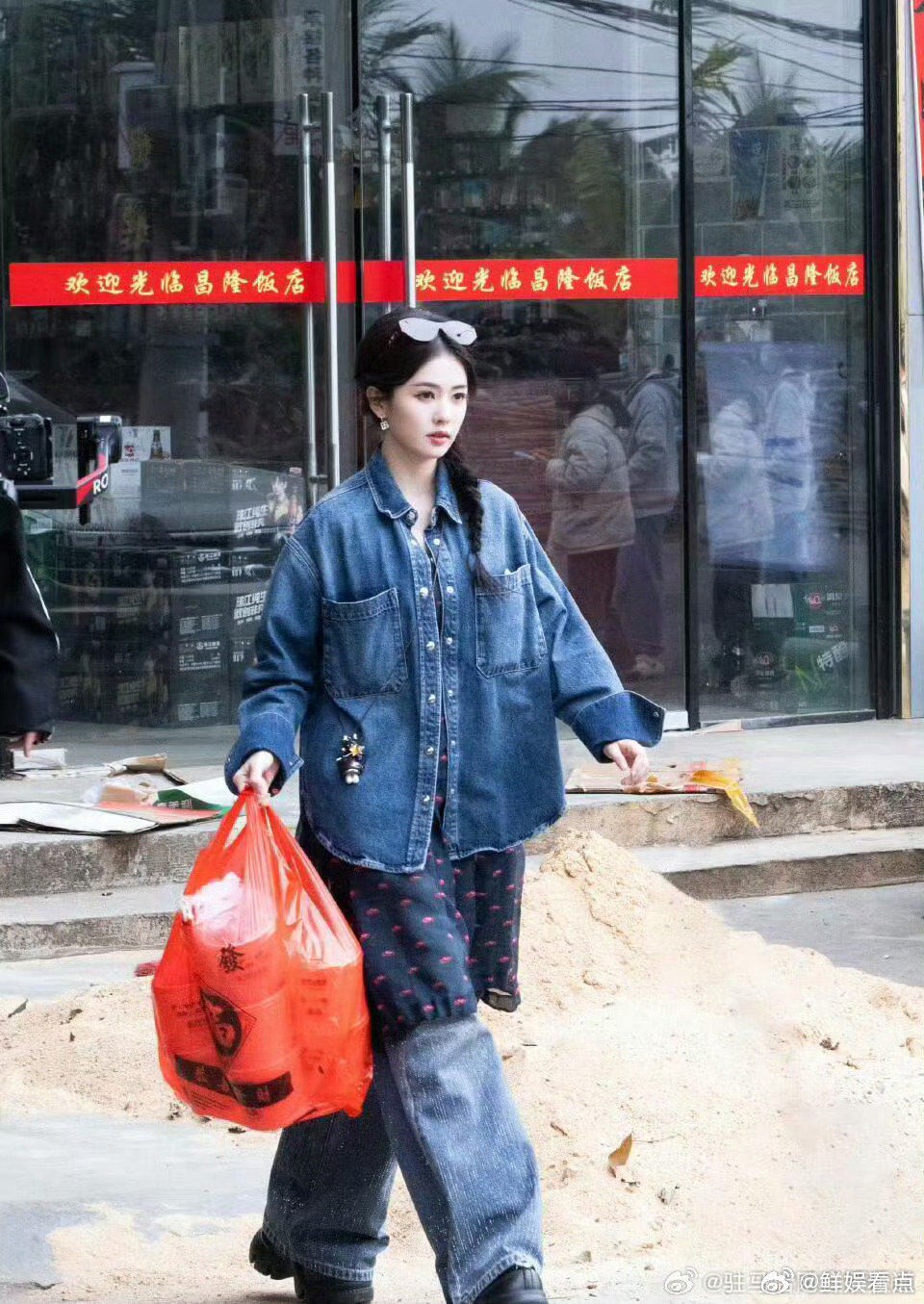 白鹿真的不能当我小姨吗亲爱的客栈谁看了不羡慕！被白鹿抱着的小宝宝也太幸福，温柔