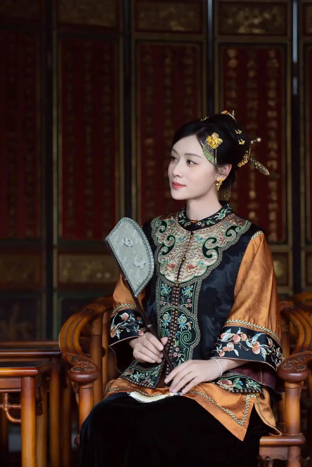 叶一茜晒母女簪花合照，17岁森蝶尽显大家闺秀范，和妈妈越来越像