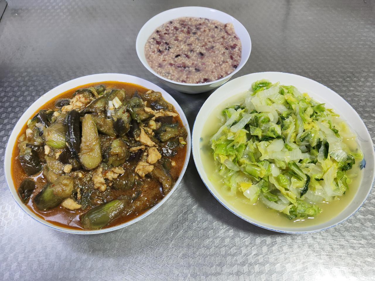 6月17日家常晚餐，清淡健康的两菜一粥。软烂入味的茄子烧鸡胸肉，低脂解馋；清