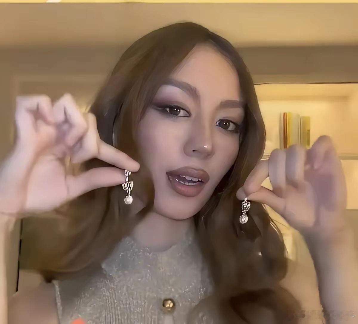 吉娜不装了，因为从郎朗那里已经拿到资源和人脉了，目的达成，何至于再凹那个可可爱爱