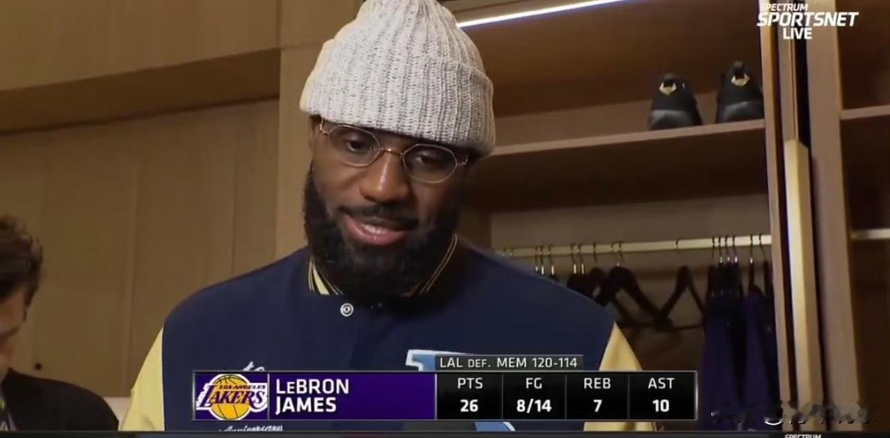 詹姆斯真自信啊！今天战胜灰熊队的赛后，詹姆斯在更衣室接受了媒体采访，在谈到自