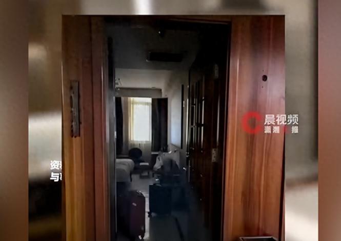 西安，一女生大半夜独自开房，正吹着空调刷手机，突然全屋断电陷入死黑，摸出去求救更