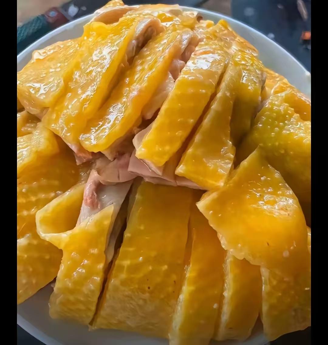 去看全进华自己拍的白切鸡教程视频，江浙白斩鸡骨头见血但肉白就能吃了，白切鸡应该是