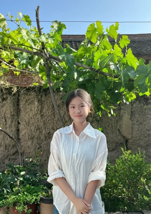 王大姐知道同事小张孩子中考，社会分数公布后，在办公室和小张打听孩子考试成绩，小