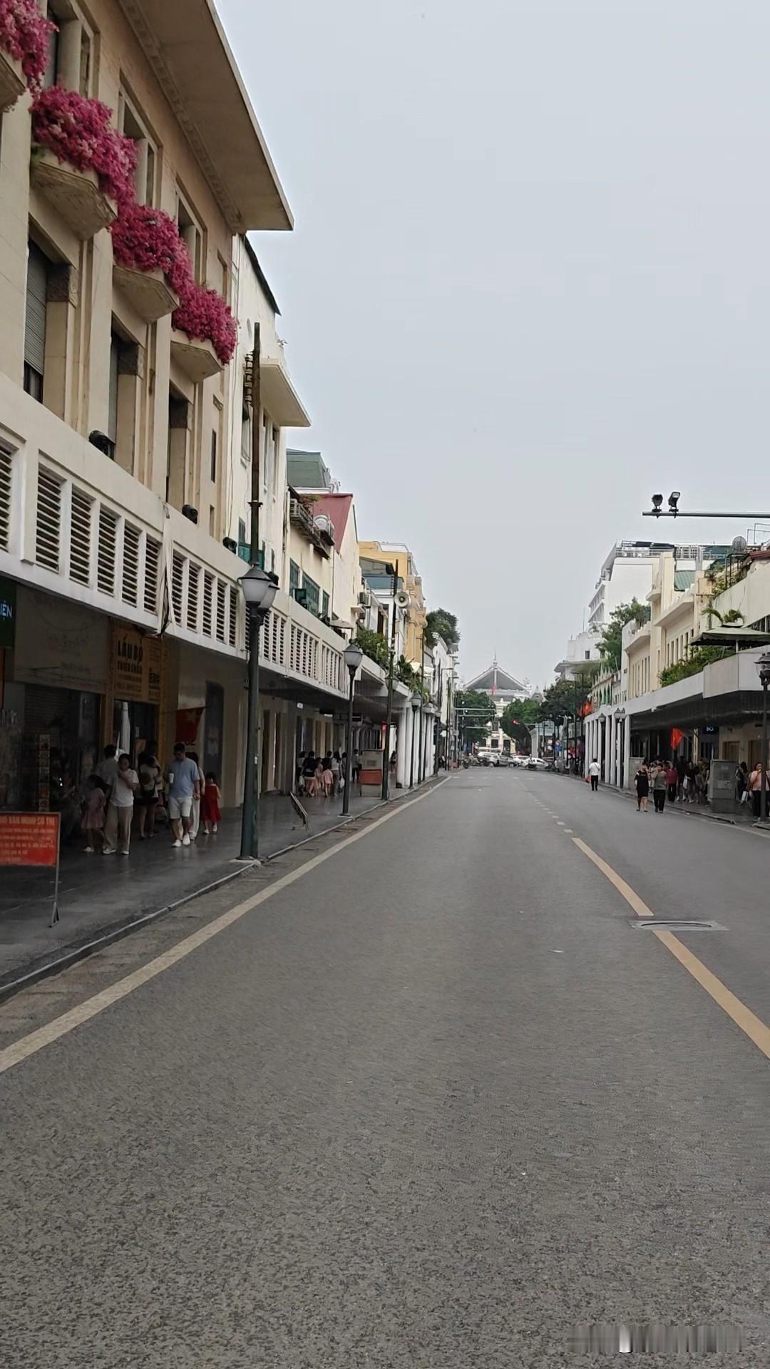 越南大街的楼房确实有古代建筑的影子。就像越南顺化皇城，它可是模仿故宫建造的。始建