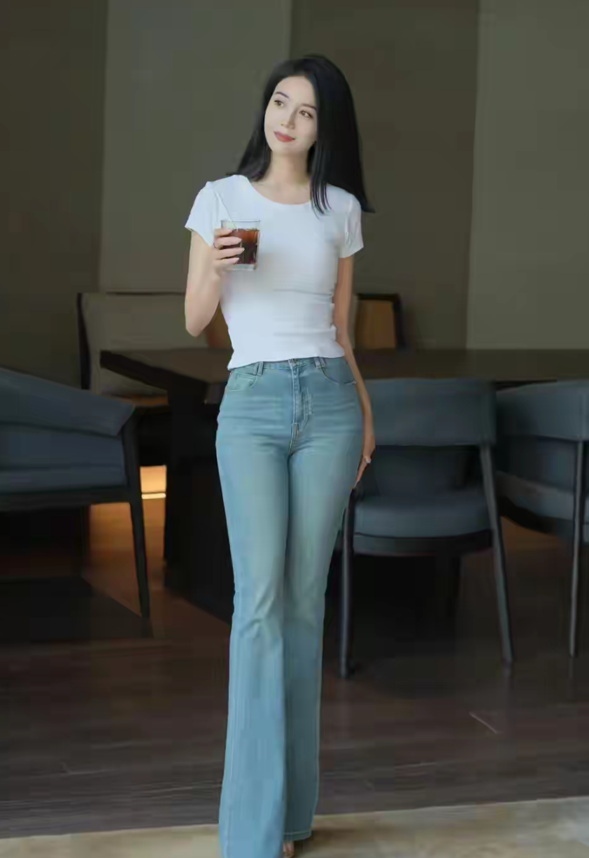 白T+微喇牛仔裤，慵懒松弛感的正确打开方式在时尚的坐标轴里，有些穿搭是永恒的锚点，白T配微喇牛仔裤便