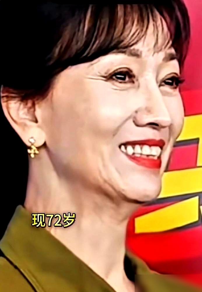 63岁张凯丽，挑战“黑丝短裙”造型，结果评论区彻底炸锅了！曾经的“国民妈妈