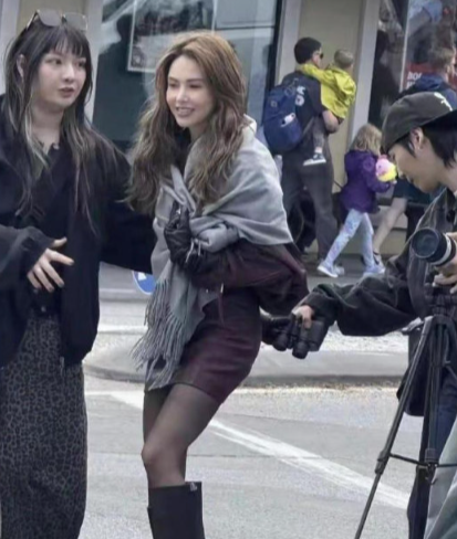 昆凌全家现身新西兰！已是三个孩子妈妈的她，身材却依旧如少女般纤细，连路人见了都直