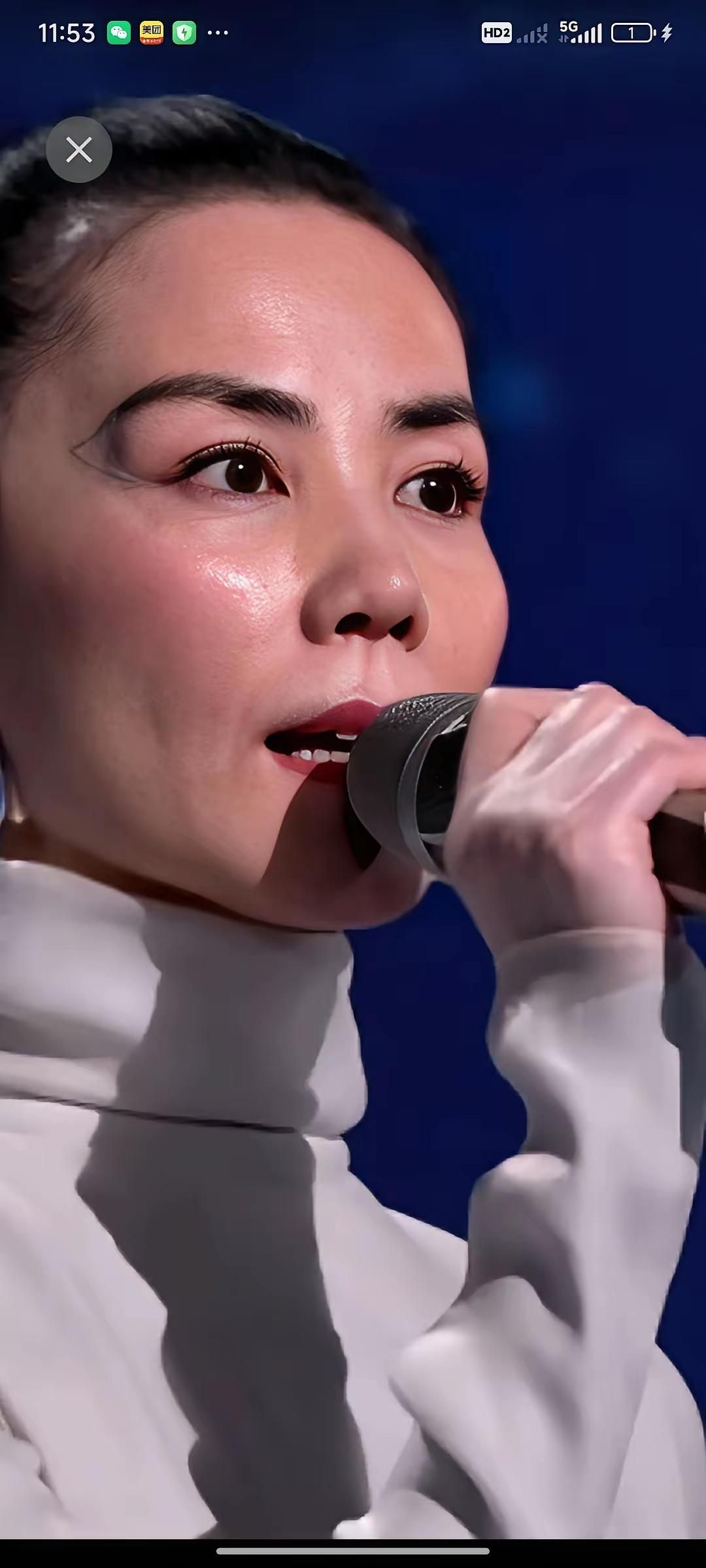 时代变迁当年的歌后辉煌不在，确实是老了，今年的春晚让机器人又大放光彩，人工智能机