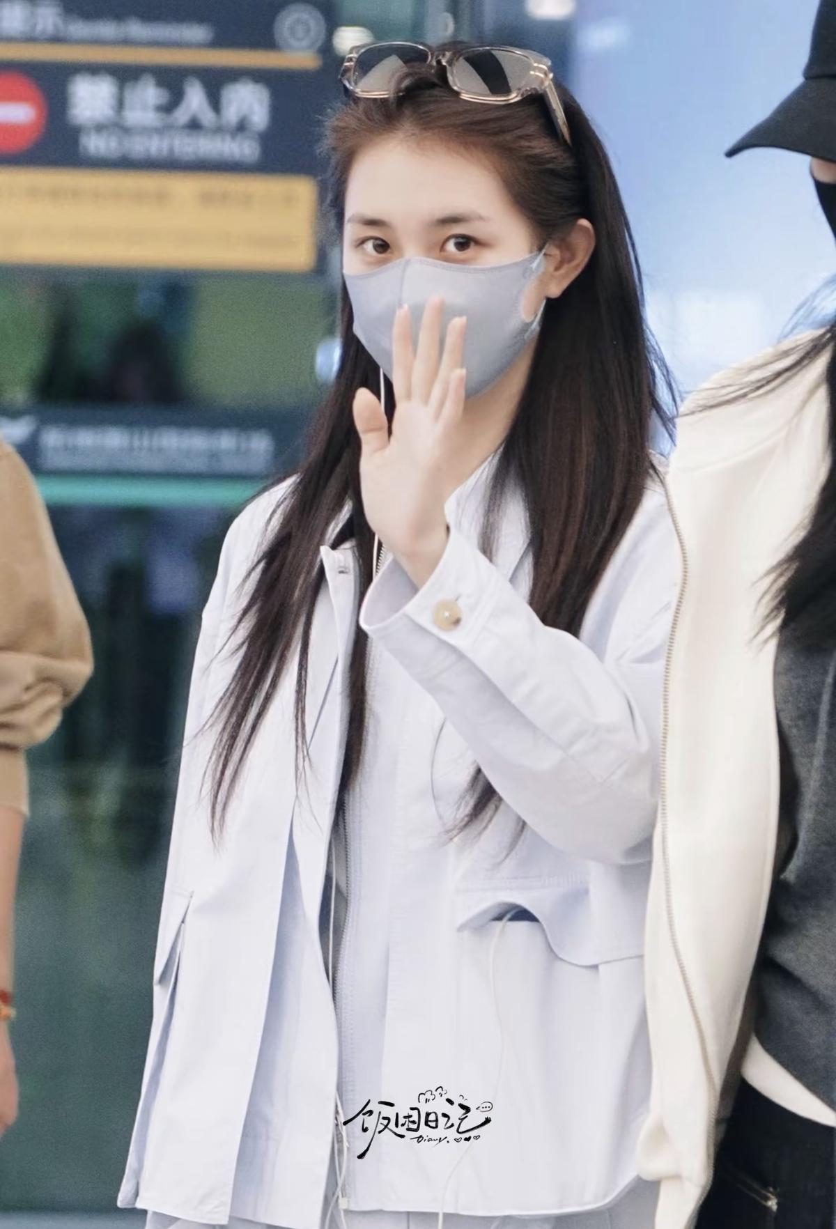 郭宇欣的私服审美真的在线！这套同色系穿搭干净又舒服[比心]口罩也挡不住的灵气，郭