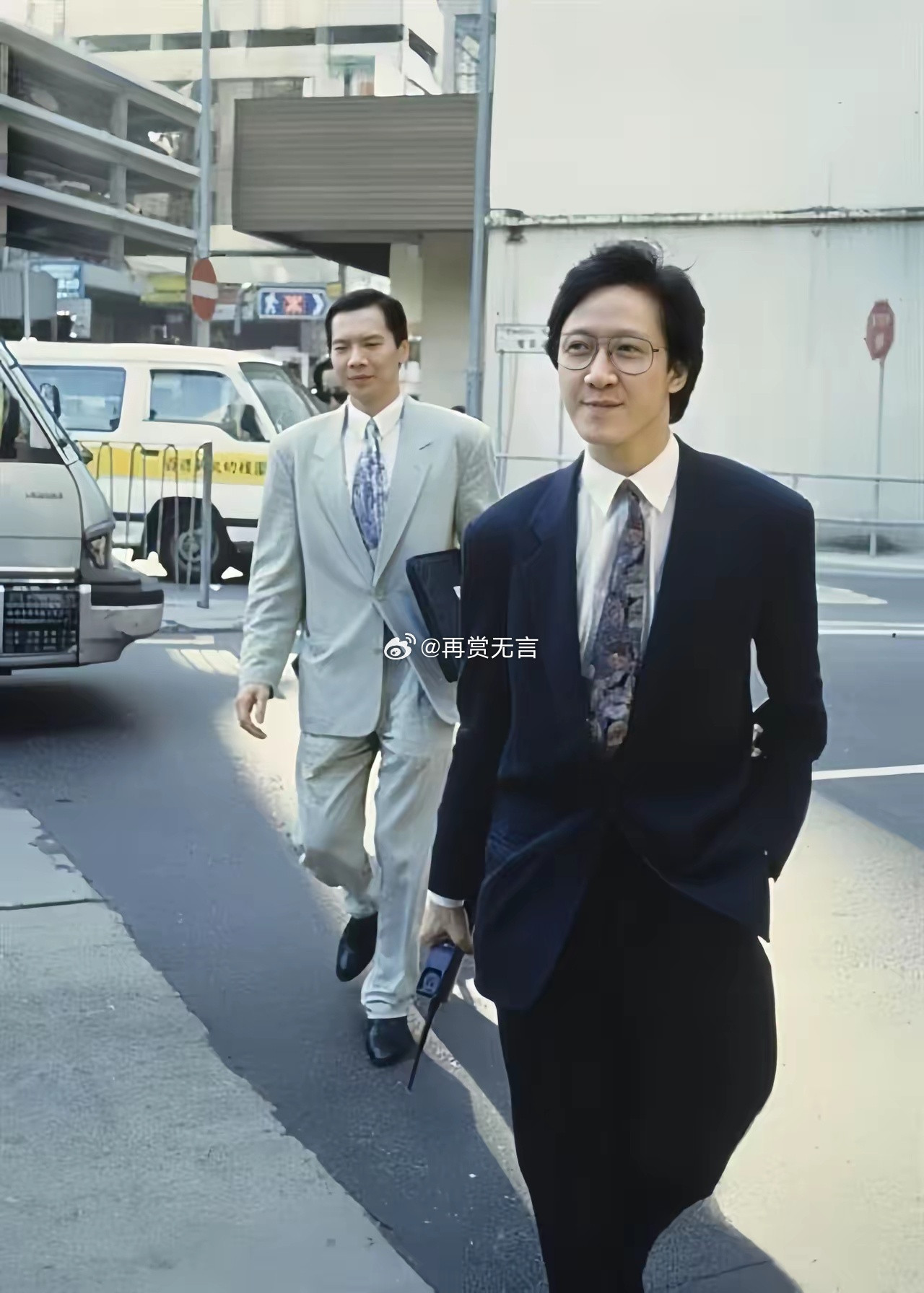 八十年代香港街头，向华强、向华胜并肩而行，目光如炬。从默默无闻到创立永盛，他们凭