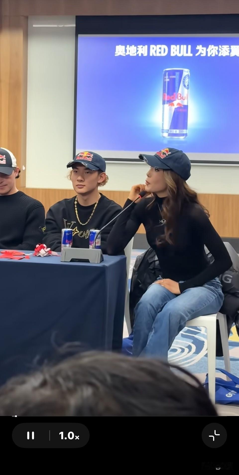 她和小苏都好洋气好时尚其实穿搭挺简单的但就是感觉很好看[赞]她的肌肉力量