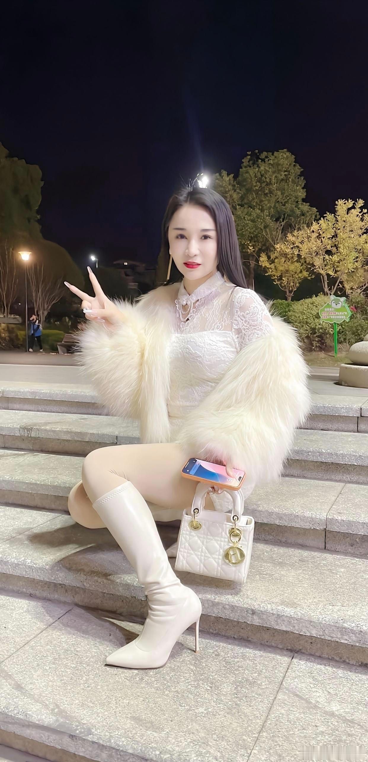 即使身处黑暗，也要心怀光明，用努力和坚持点亮前行的道路。