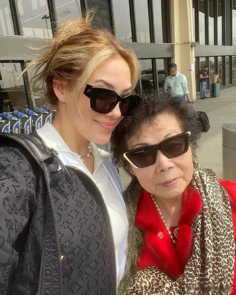 谷爱凌晒奶奶戴奖牌合照谷爱凌确实应该好好感谢外婆。谷爱凌的外婆叫冯国珍，她毕业