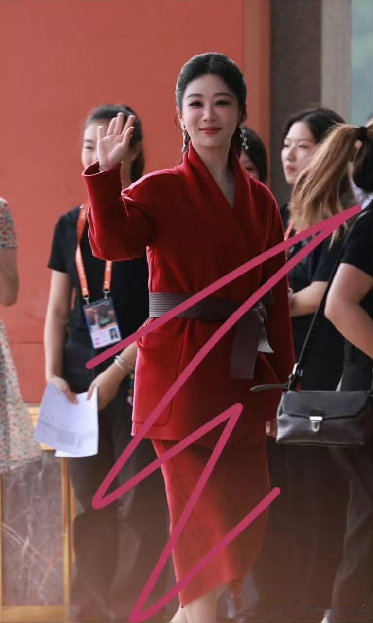 杨紫这套MaxMara2027早春系列红裙活动造型，网友的评价两极感好强。