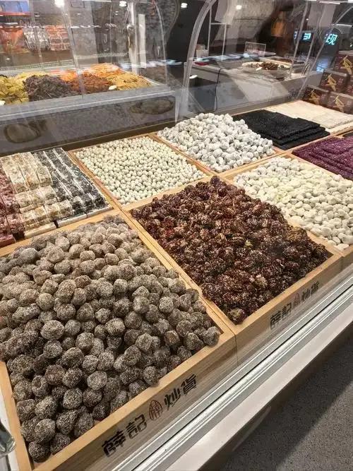 2026年版的消费刺客又添一员大将——高端炒货。走进炒货店，随便扒拉几铲子，结账