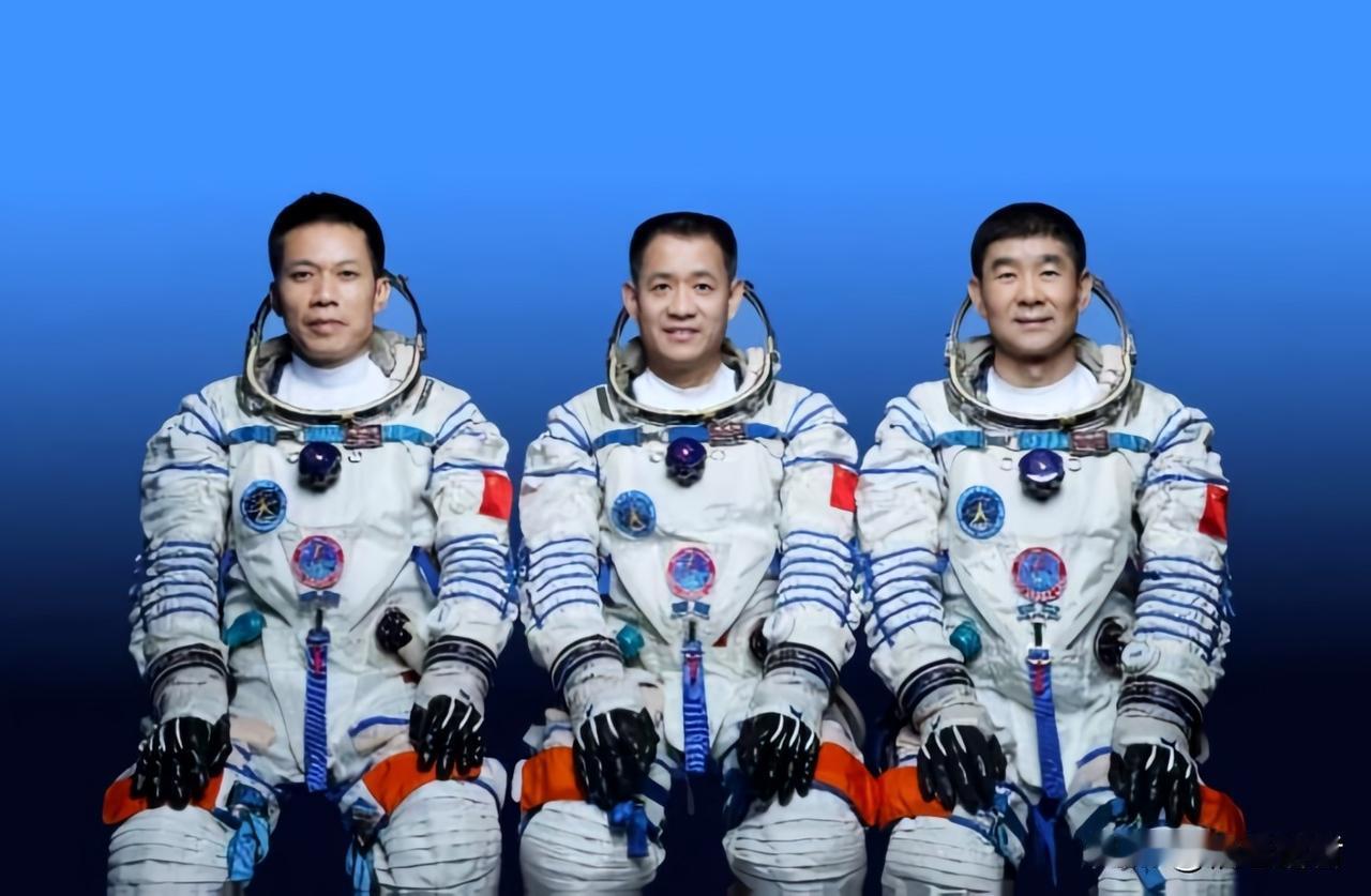 2023年10月26日上午,神舟十七号载人飞行任务航天员乘组出征仪式在酒泉卫星发