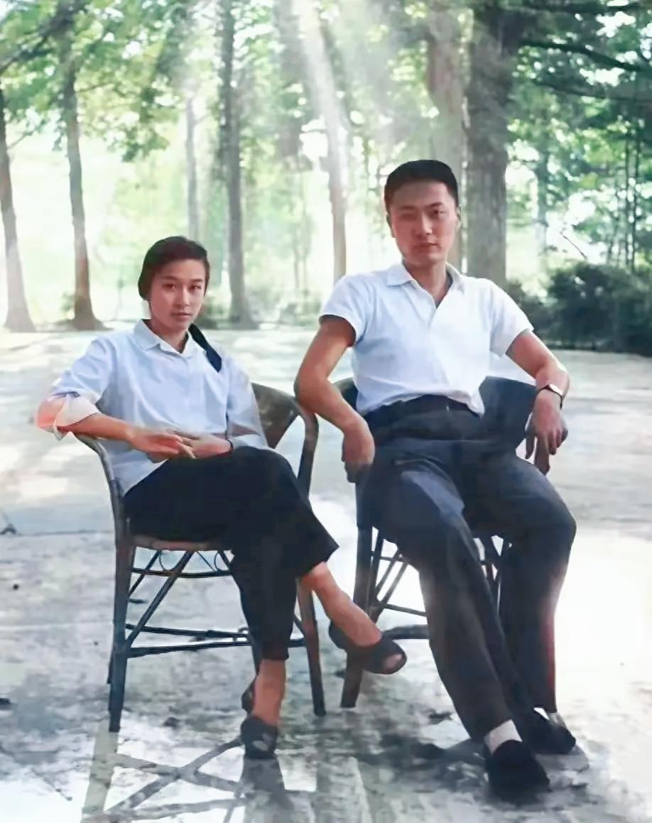 1974年，陈毅元帅之子陈小鲁与粟裕大将之女粟惠宁，在庐山度过新婚蜜月，留下了这