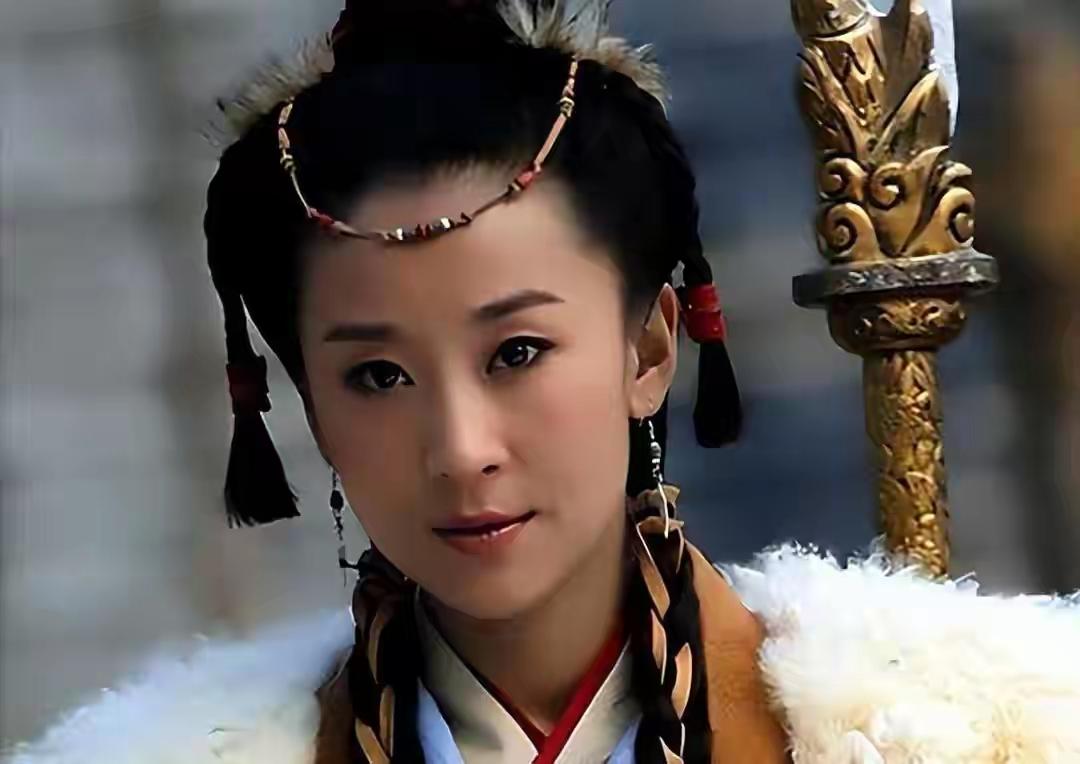 穆桂英53岁战死无人收尸，佘太君哭碎山崖，朝廷一言不发53岁，十二个