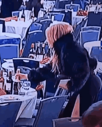 一个女的在特朗普被暗杀（未遂）的酒会上，趁乱偷了一瓶红酒，据说还是一名媒体人员，