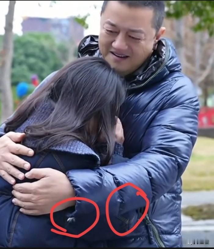你们注意到没，2025年底李亚鹏和朱春燕见面时，穿的羽绒服都旧的往外滋毛了，真心