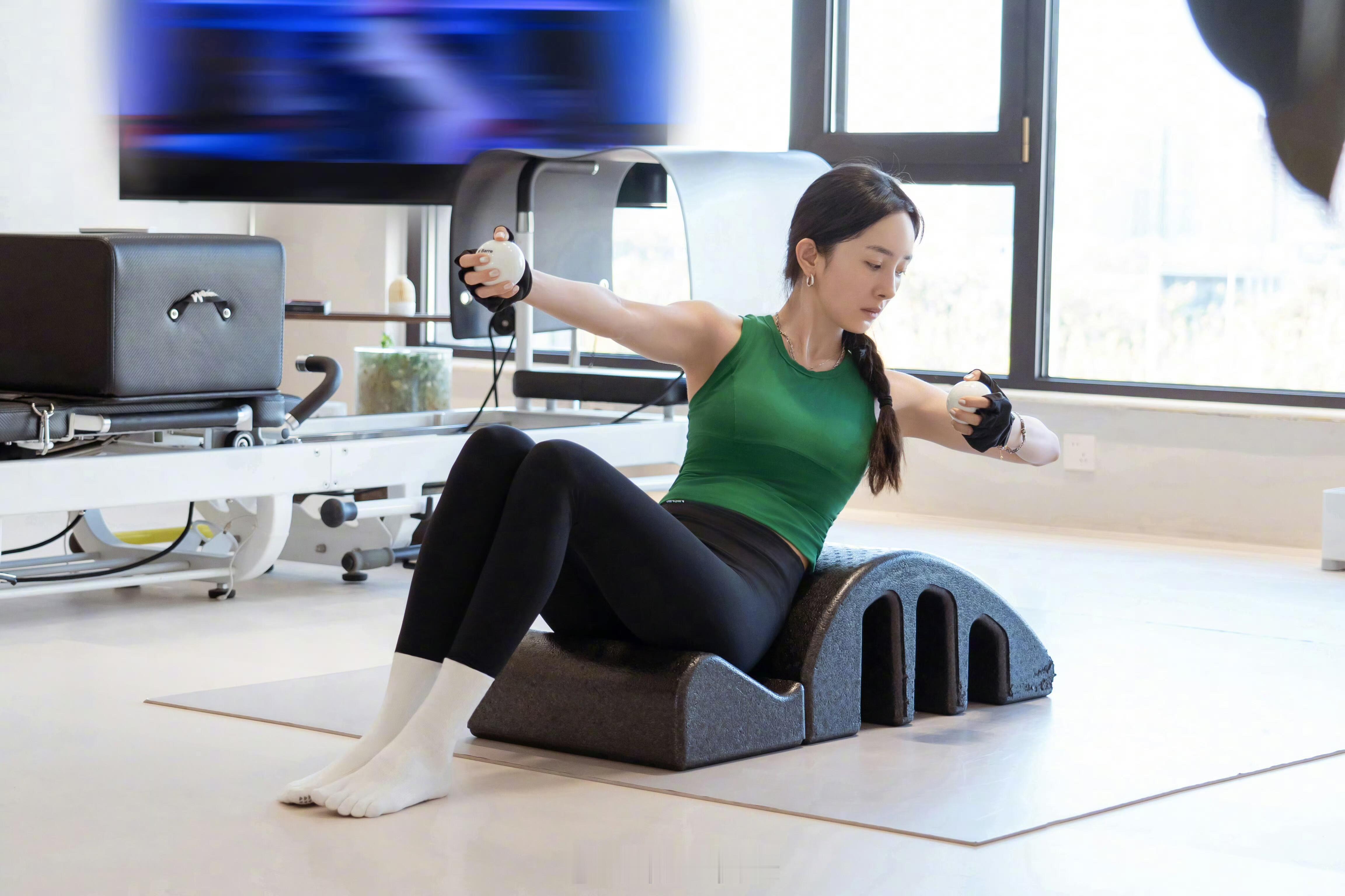 杨幂的瑜伽课还没练完