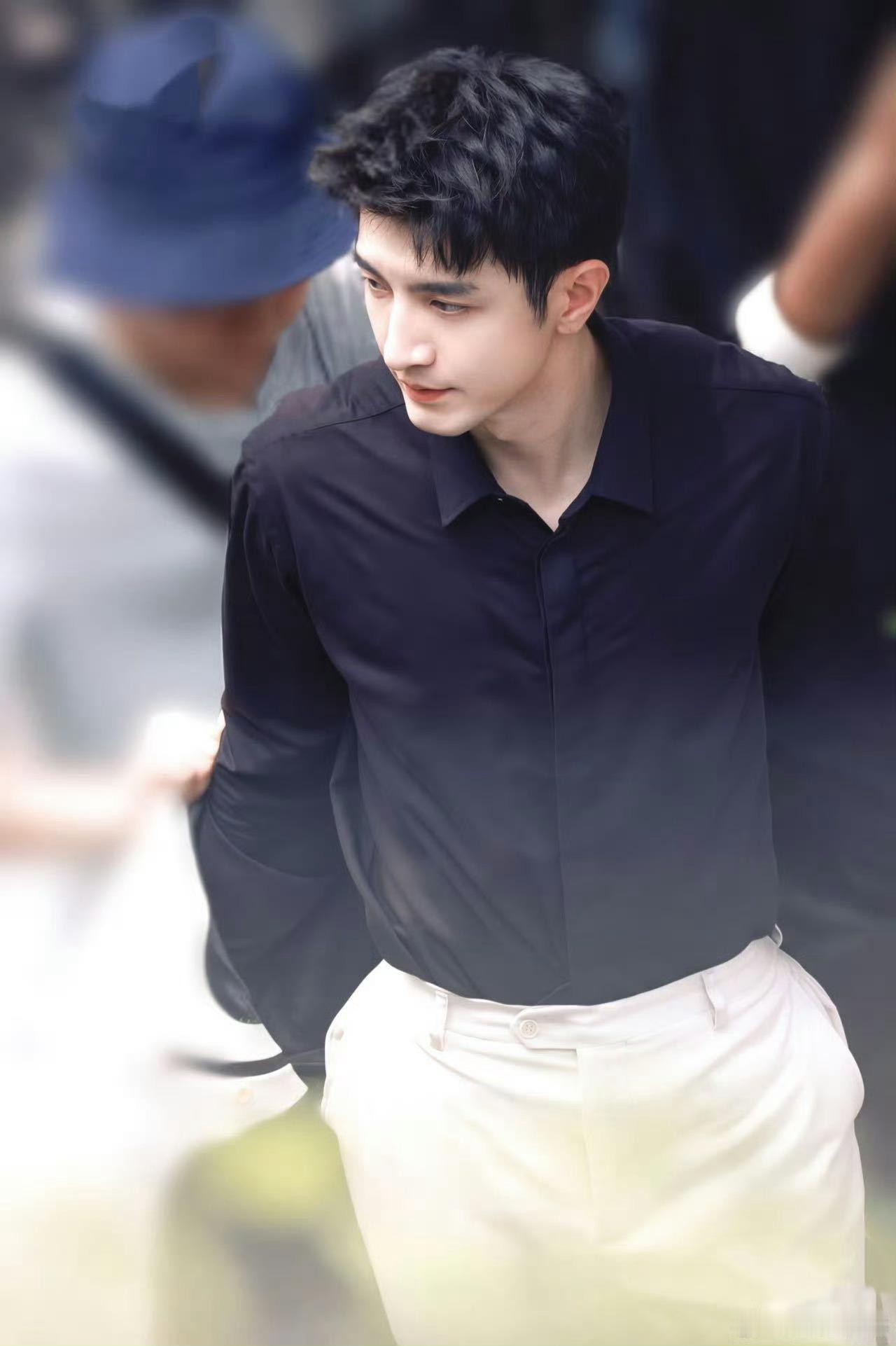 金瀚海贼王登场通通躲开金瀚这扮相绝了，金丝眼镜都遮不住他眼底锋芒。在《海贼王》相