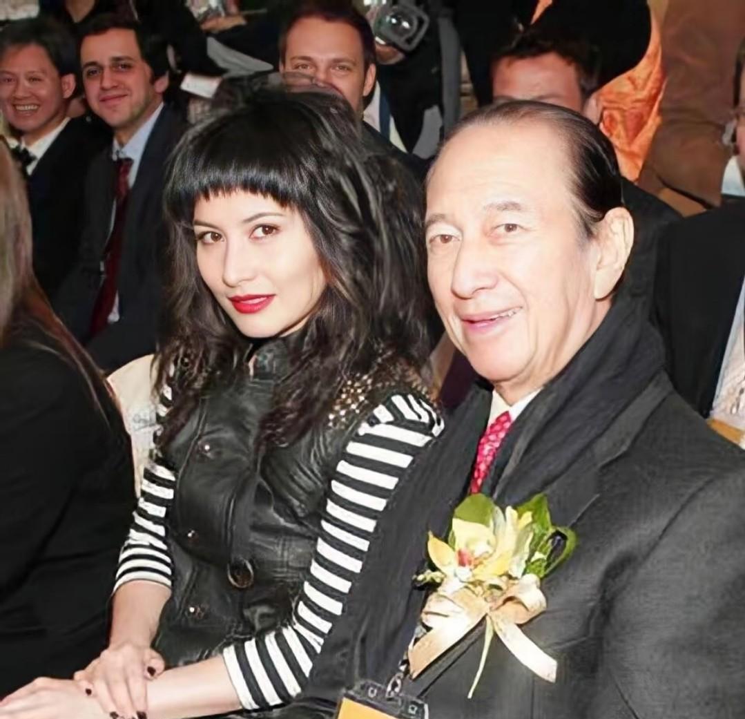 何超仪上王伟忠节目说自己爸爸不止四个女人，但是都被打跑了，所以现在只有四个。具
