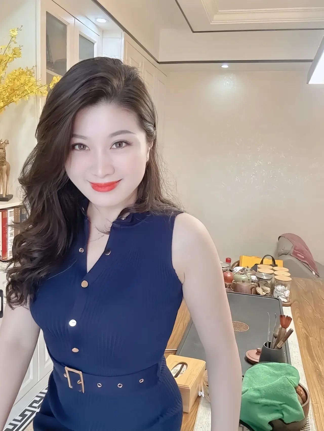 优雅蓝裙，厨房里的时尚女郎💃🏻✨