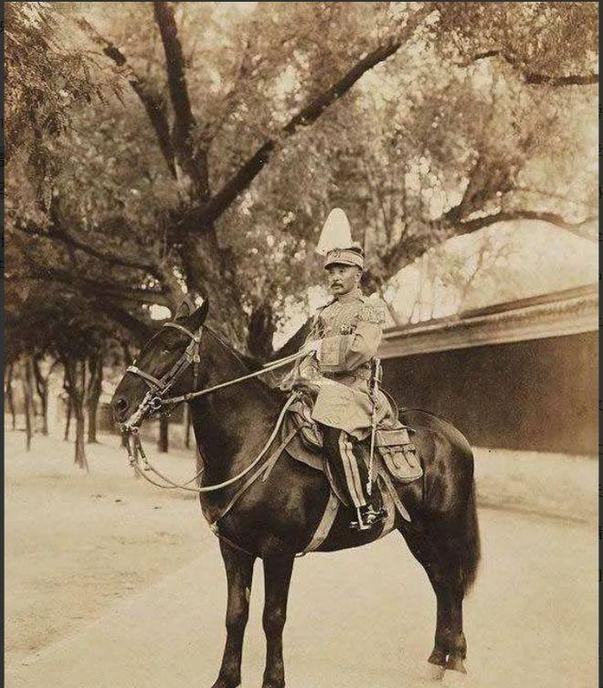 1915年夏，张作霖晋见袁世凯，一见面便迫不及待地说：“我带着几个把兄弟把八大胡