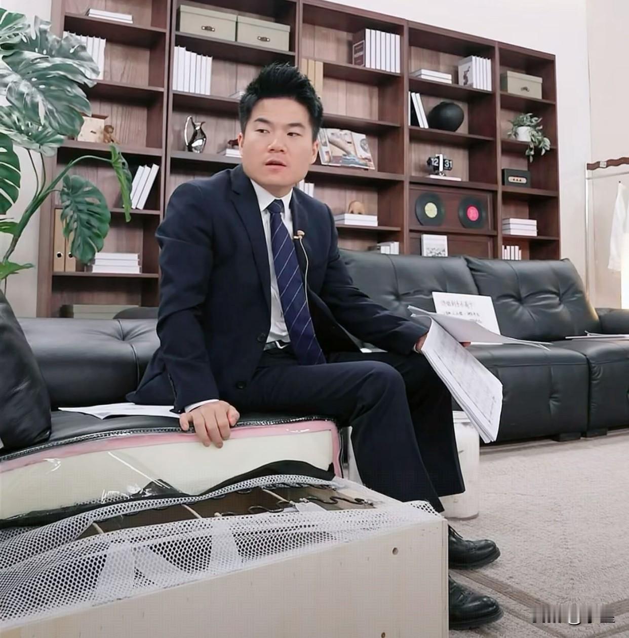 这就是愿意在与辉同行购物的原因今天董宇辉介绍两款知名品牌的沙发把消费者关心