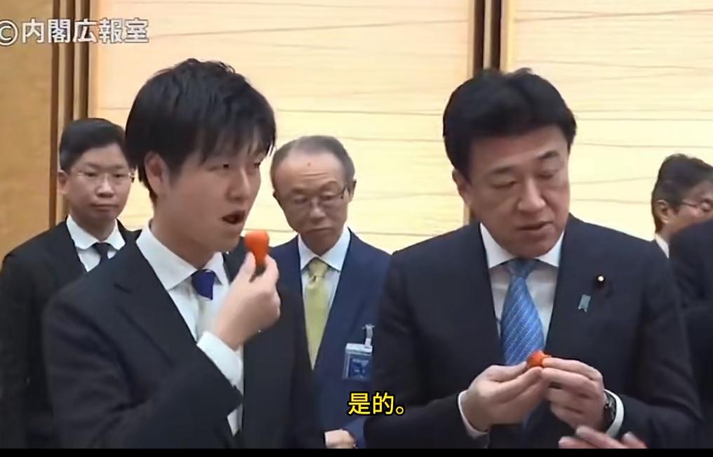 日本农业大臣铃木展示吃草莓🍓的小技巧，先吃头部再吃尖尖，因为尖尖比较甜要留在最
