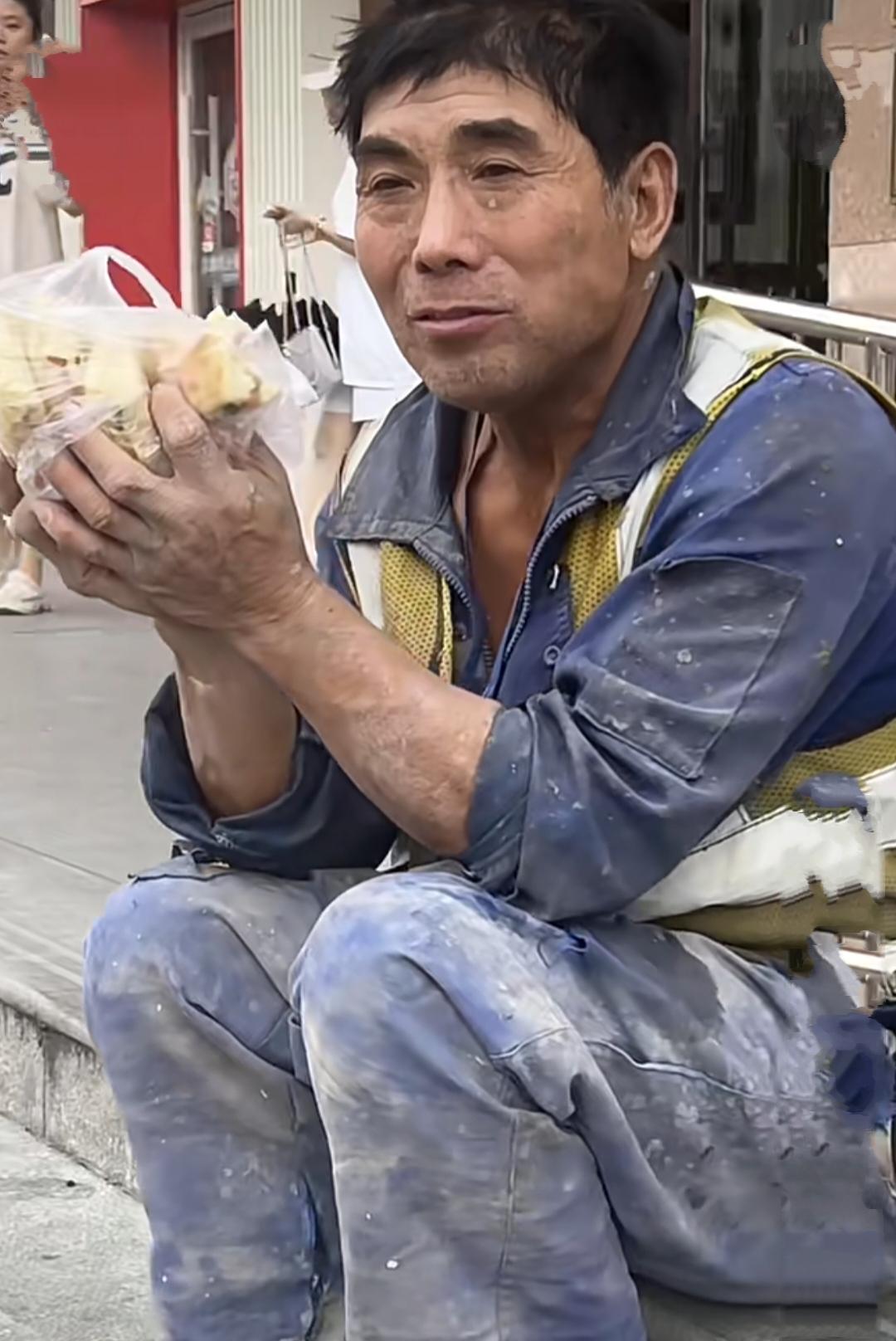 现在月薪过万越来越难了给你们看看月薪过万的农民工的手，你们就知道了!我是个孤