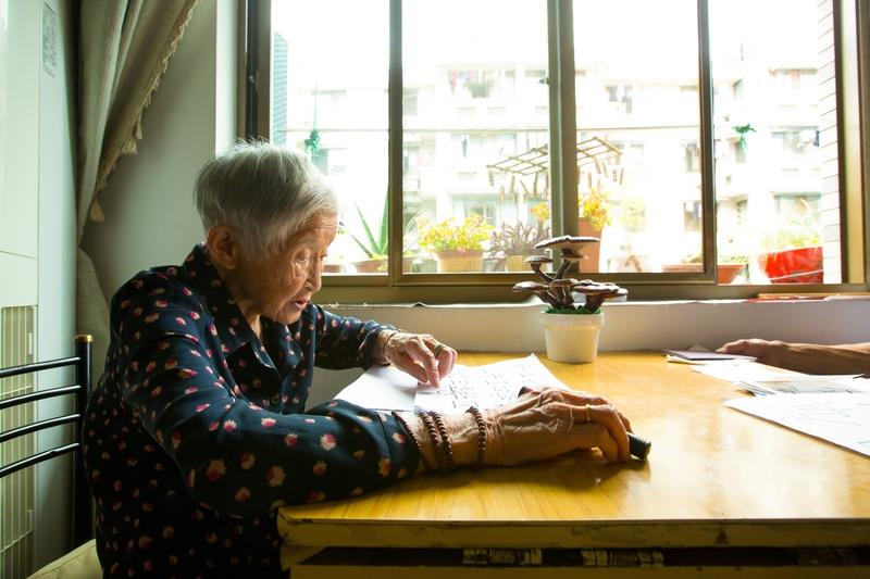 老太太炒股十几年，从来都没有中过签。一气之下，就把券商给换了，软件也删了。这