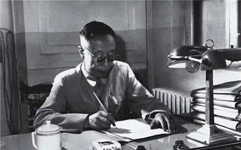 溥仪的文化程度到底是有多高？专家：其实他真实学历让你望尘莫及。一提溥仪，耳边