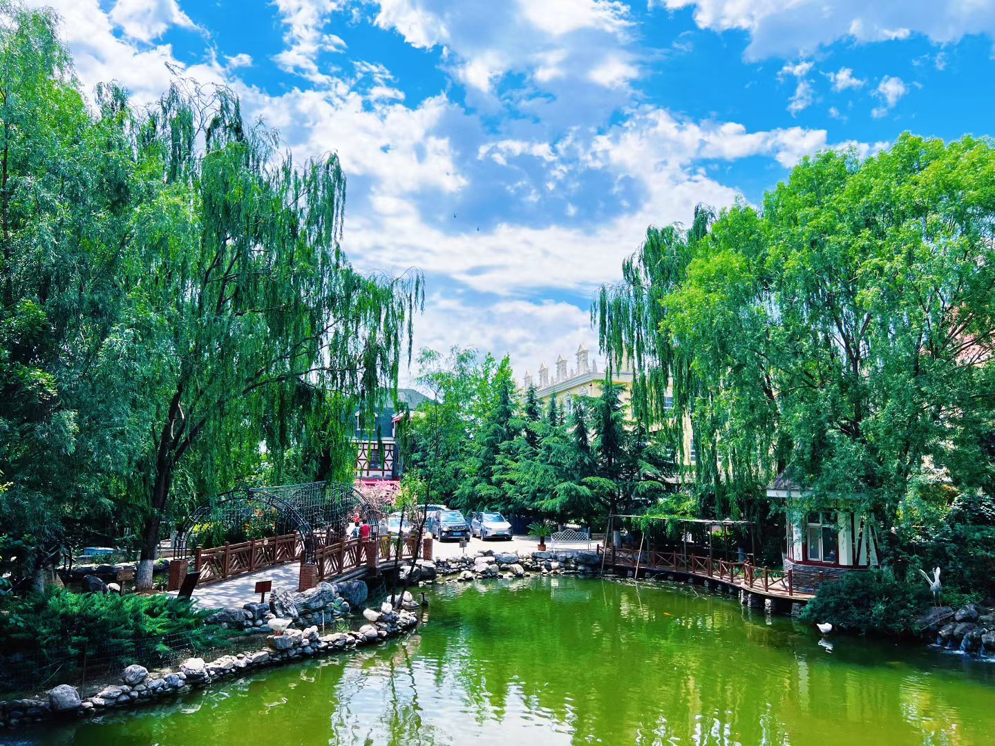 在北京房山德式小镇奔赴山野浪漫在北京房山藏着一座德式童话小镇，尖顶木屋、欧式路