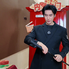 张伦硕希望大家善待他无限超越班他选了剑做敲门砖，因为跟穿搭很配。从小舞刀弄剑，