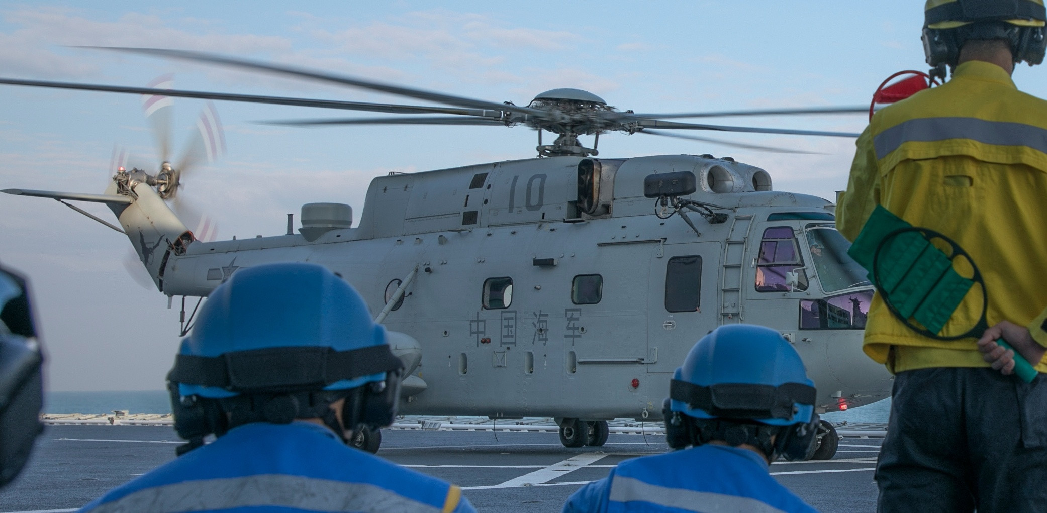 合集。某部Z-18A与34湖北舰开展舰机协同训练(悬停加油等)、Z-20F、某型