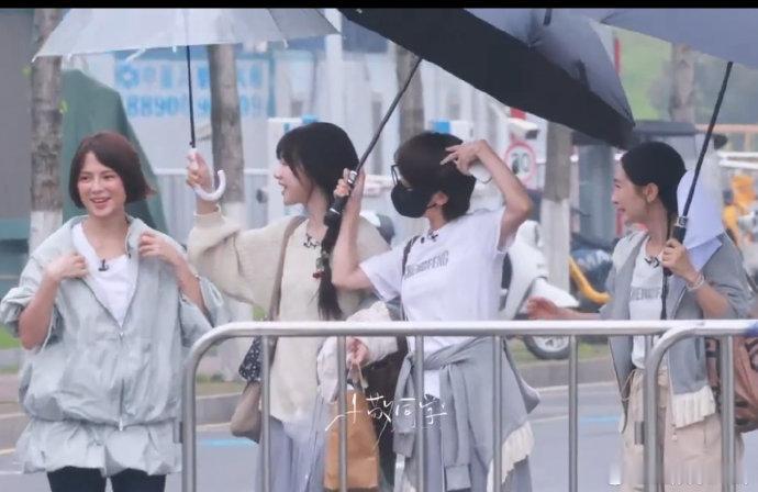 浪姐7二公小考上班路透姐姐们状态在线奔赴小考，已经开始期待舞台表现了。乘风20