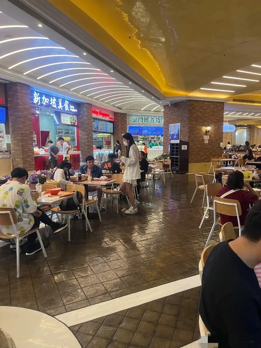 王思聪是离不开女人啊，随时身边都有女人​​​