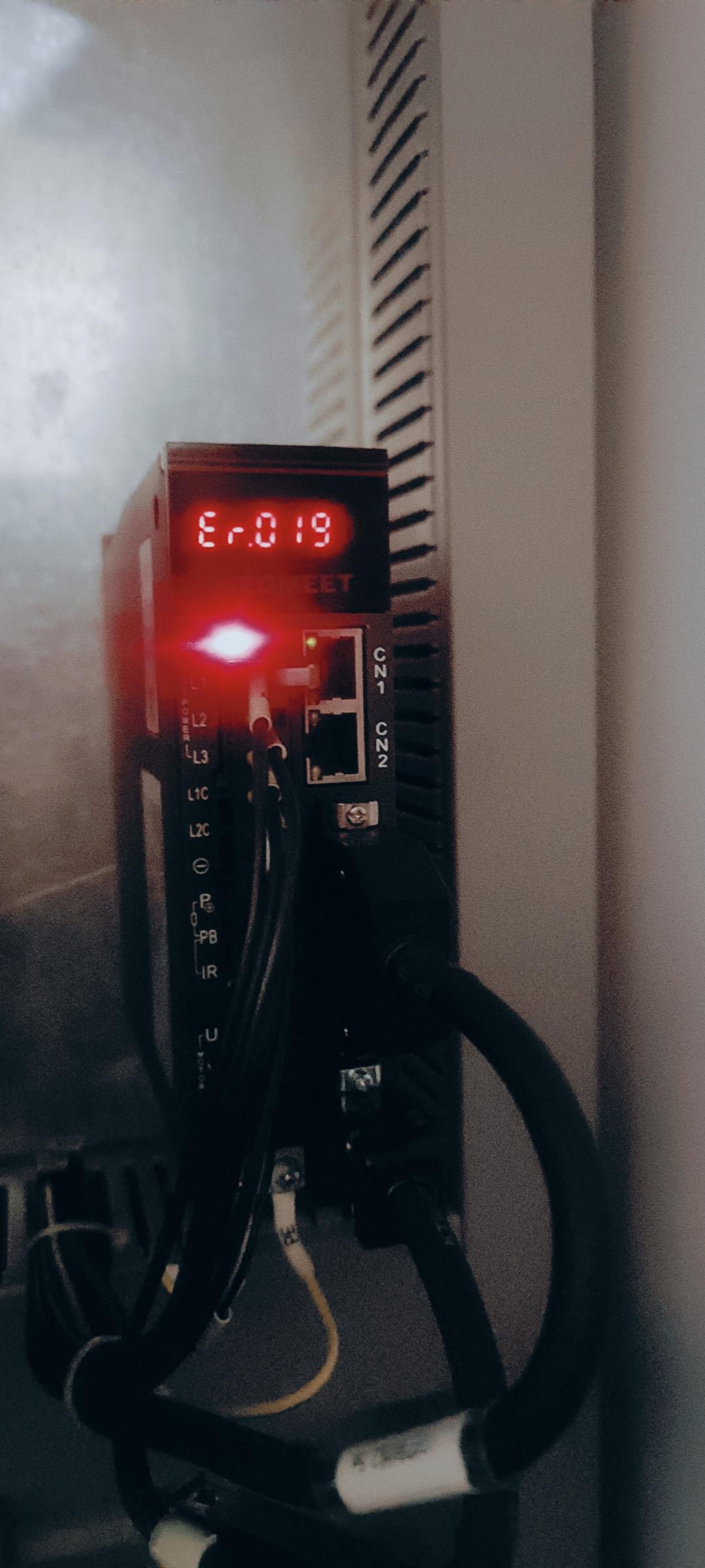 伺服报警了，新来电工不会搞，我再想要不要把他辞退算了，招进来一点用都没有，公司每