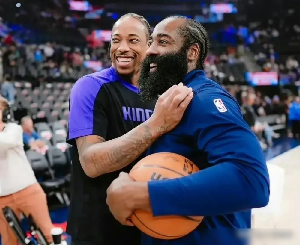 同样37岁，同一年进NBA。哈登刚签3年9700万，德罗赞只拿1年388万。哈登之前有个4232万的