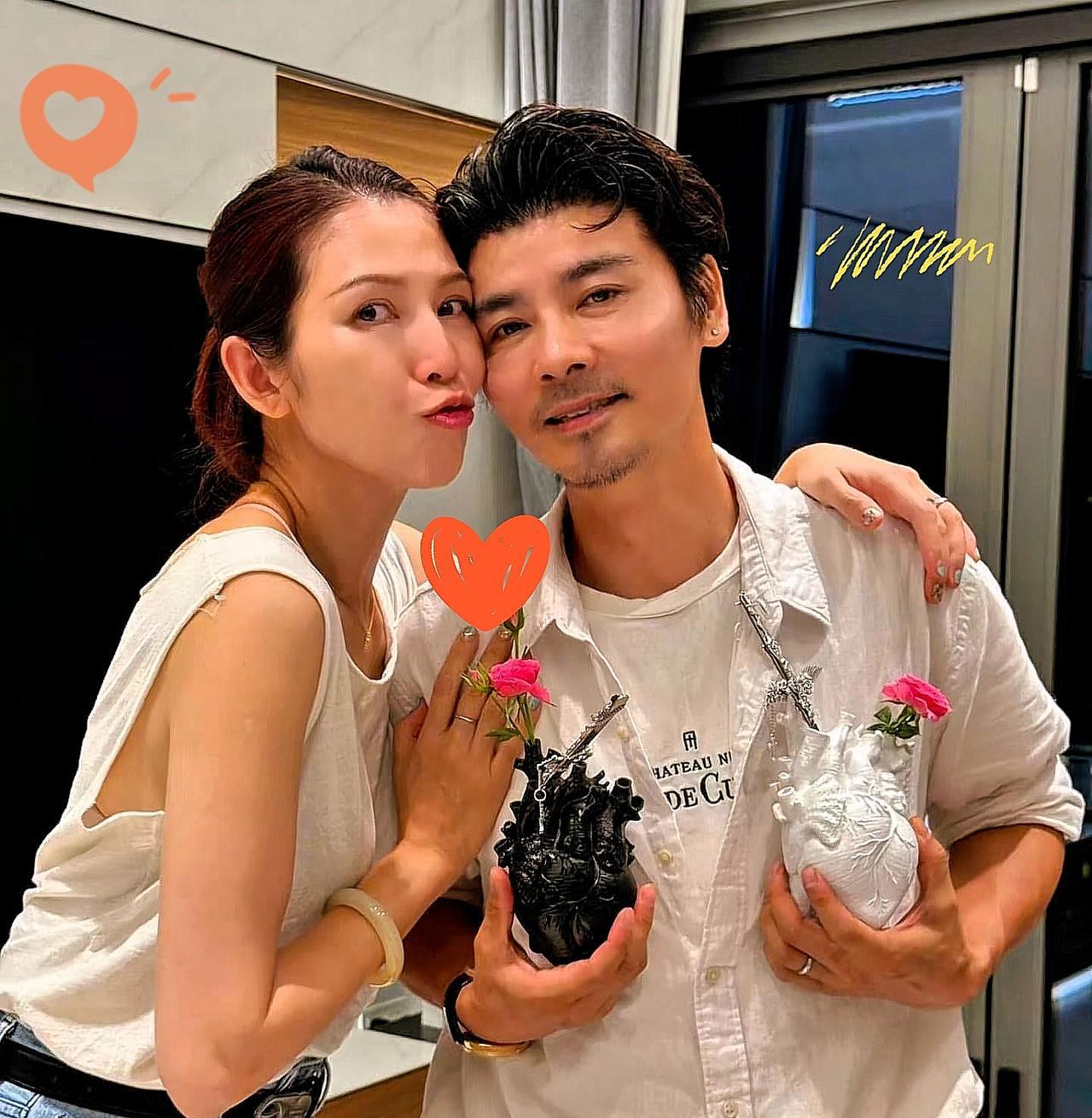 家人们谁懂啊！蔡少芬晒出的庆生照直接让我破防了！51岁的张晋被老婆孩子围在中间，