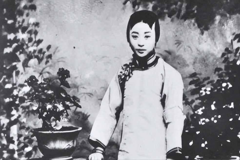 1949年，50岁的锅炉工李振海丧妻再娶，领回家的女人让四个孩子瞪大了眼睛。