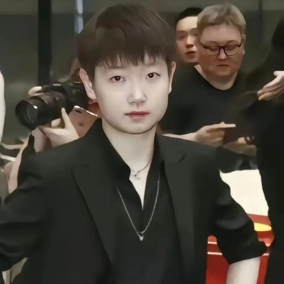 伦敦世乒赛归来，莎莎北京参加活动，一身黑色正装素颜又帅又可爱刚从伦敦世乒赛载
