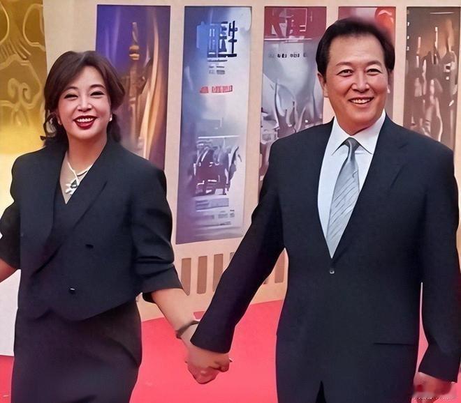 凤凰新闻【摊牌！72岁唐国强承认与刘晓庆关系，曾志伟吃惊】娱乐圈最骗人的就是荧幕