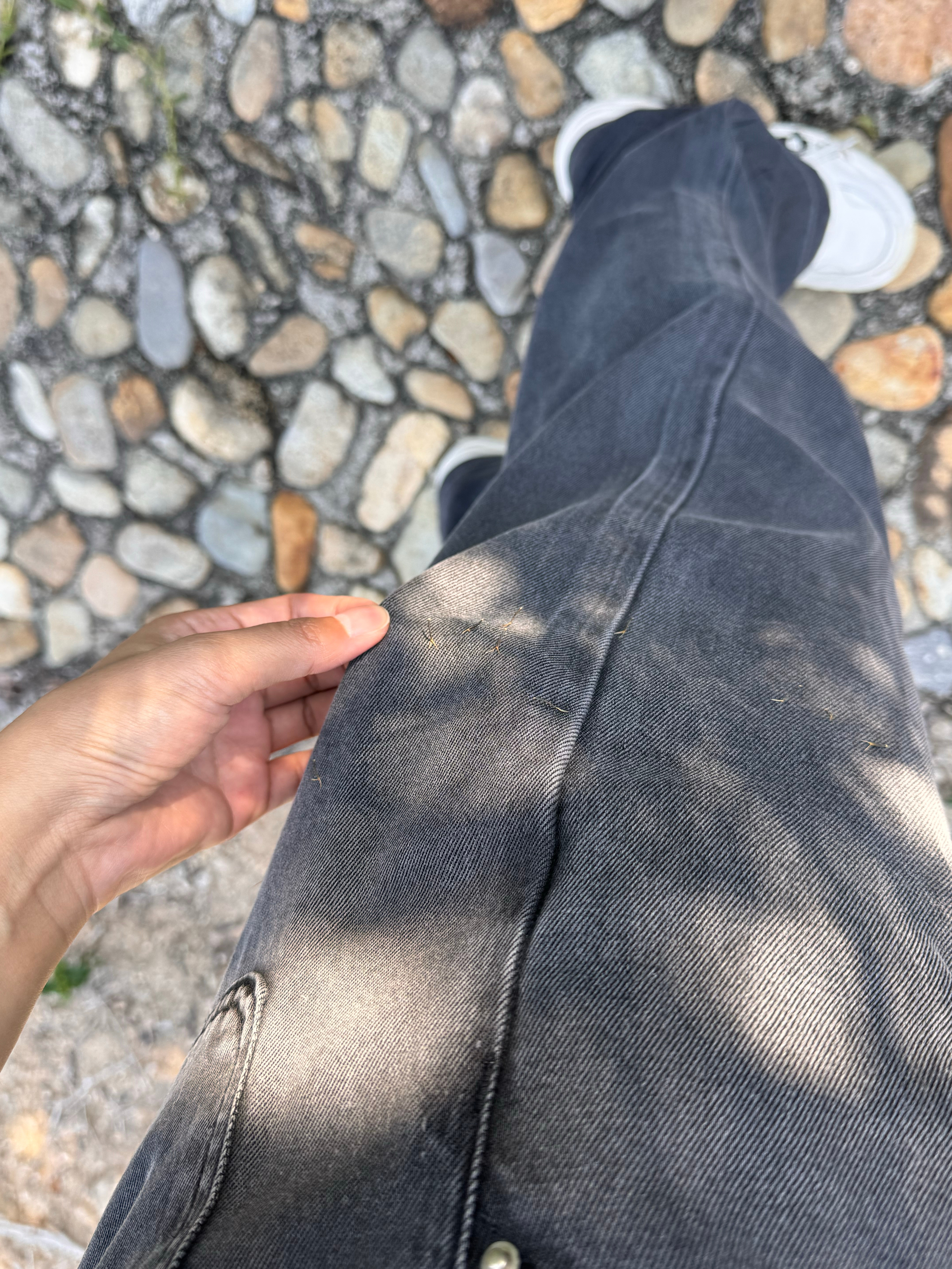 啥呀这是，粘我一裤子还扎我腿