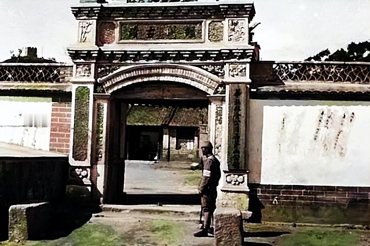 1941年一对抗日的夫妻不幸被捕，妻子在黑暗魔窟中的凄惨遭遇令人无比心痛194